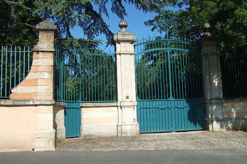 2010-06- (8).JPG - Vorbei am Eingang zum Château Buisante im Ortsteil Limas auf der einen Seite ...